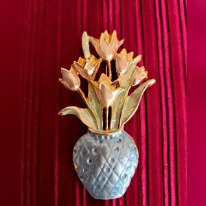 Decorative Tulip Bouquet Pin in Pastel Pink and Green